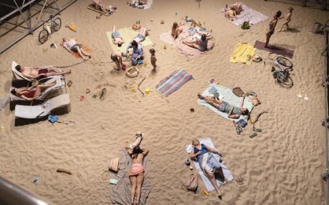 Billede: Rugilė Barzdžiukaitė, Vaiva Grainytė og Lina Lapelytė, Sun & Sea. Opera-performance på Copenhagen Contemporary i samarbejde med CPH STAGE og TRAVERS, 2021. Photo: Frida Gregersen.