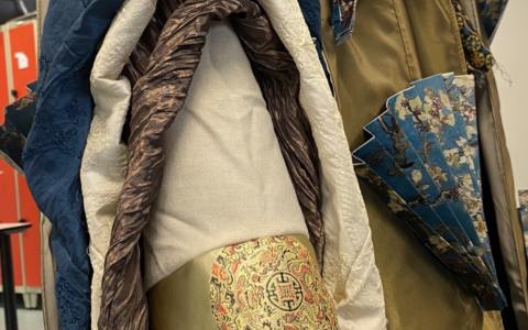 Kejseren af Kinas kostume designet og produceret af Jessica Damgaard Skov fra VIA Fashion Design.