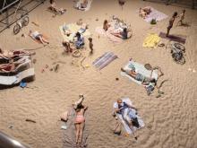Billede: Rugilė Barzdžiukaitė, Vaiva Grainytė og Lina Lapelytė, Sun & Sea. Opera-performance på Copenhagen Contemporary i samarbejde med CPH STAGE og TRAVERS, 2021. Photo: Frida Gregersen.