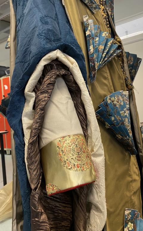 Kejseren af Kinas kostume designet og produceret af Jessica Damgaard Skov fra VIA Fashion Design.